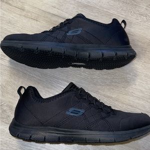 Skechers women’s black serve safe slip resistant sneakers size 6.5